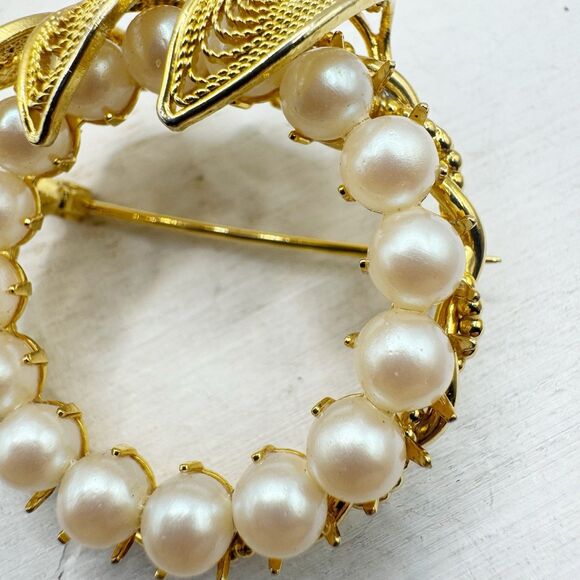 Hobe Vintage Pearl Circle Brooch With Filigree Leaves Gold Wreath Signed Costume - Picture 4 of 11